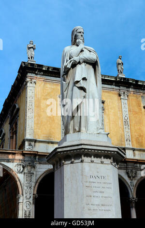 Dante-Statue, Piazza dei Signori, Altstadt, Verona, Veneto, Provinz Verona, Italien Dante Alighieri Dante Allighieri Foto Stock