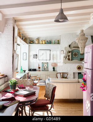 Aprire il piano cucina-soggiorno con retro rosa Smeg frigo Foto Stock