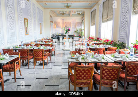 Preparato Ristorante Tavoli pronto per il servizio Foto Stock