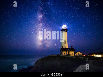 Notte stellata e la Via Lattea a Pigeon Point Lighthouse, Pescadero, CALIFORNIA, STATI UNITI D'AMERICA Foto Stock