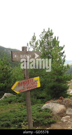 Cartello in legno per gli escursionisti in Corsica lungo il GR 20, Corsica, Francia Foto Stock