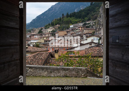 Vista su Limone attraverso una porta aperta, il Lago di Garda, Italia Foto Stock