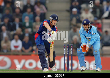 Alastair Cook e Mahendra Singh Dhoni Foto Stock