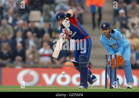 Ian Bell e Mahendra Singh Dhoni Foto Stock