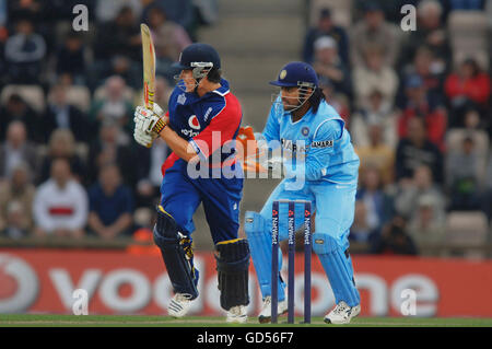 Alastair Cook e Mahendra Singh Dhoni Foto Stock