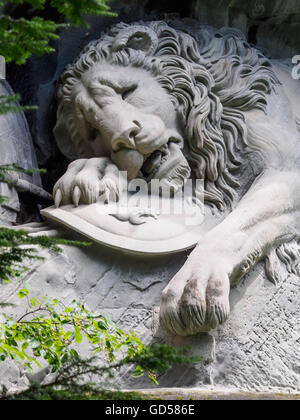 Lewendenkmal, il monumento del leone landmark in Lucerna, Svizzera. Esso è stato scolpito sulla scogliera di onorare le guardie svizzere di Louis Foto Stock