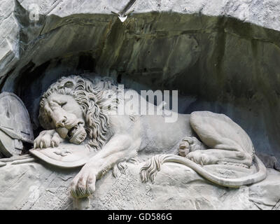 Lewendenkmal, il monumento del leone landmark in Lucerna, Svizzera. Esso è stato scolpito sulla scogliera di onorare le guardie svizzere di Louis Foto Stock