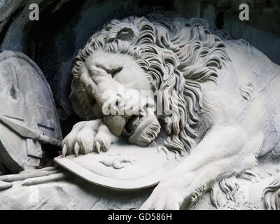 Lewendenkmal, il monumento del leone landmark in Lucerna, Svizzera. Esso è stato scolpito sulla scogliera di onorare le guardie svizzere di Louis Foto Stock