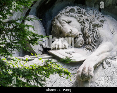 Lewendenkmal, il monumento del leone landmark in Lucerna, Svizzera. Esso è stato scolpito sulla scogliera di onorare le guardie svizzere di Louis Foto Stock