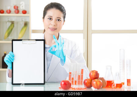 La modificazione genetica di esaminare il risultato sono ok per la salute umana in laboratorio Foto Stock