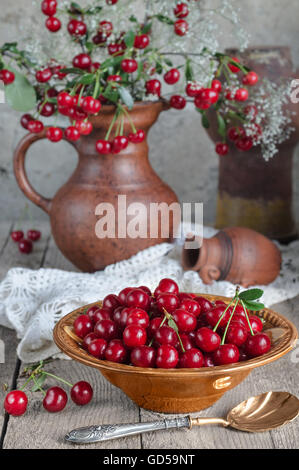 Bacche, Ciliege in una ciotola e bouquet Foto Stock