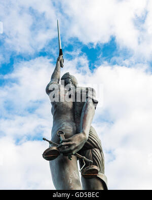 Verity statua di Damien Hirst sul molo di Ilfracombe Foto Stock