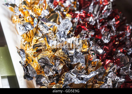 Caramelle in splendente wrapper colorato giaceva su un contatore di mercato, close-up foto con messa a fuoco selettiva Foto Stock