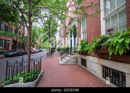 Attraenti case in mattoni decorata con fioriere in quartiere residenziale di Philadelphia Foto Stock