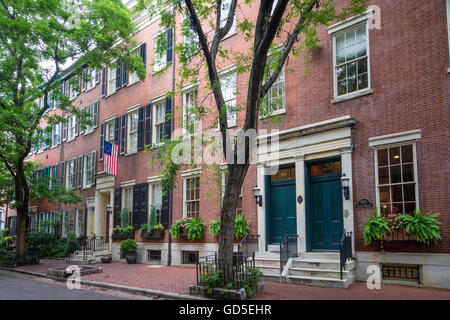 Attraenti case in mattoni decorata con fioriere in quartiere residenziale di Philadelphia Foto Stock