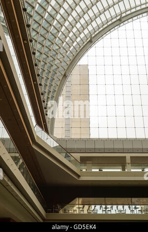 Il design moderno dell'atrio di vetro soffitto di Kimmel Center per le Arti dello Spettacolo in Philadelphia, casa di Philadelphia Orchestra Foto Stock