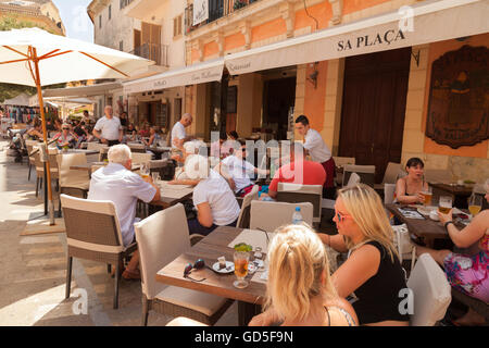 I clienti al di fuori seduta in un ristorante, Alcudia Maiorca Maiorca ( ), isole Baleari, Spagna Europa Foto Stock