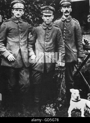 ADOLF HITLER (1889-1945) a destra come un caporale nella riserva bavarese di fanteria in convalescenza dopo un attacco di gas in un ospedale militare a Pasewalk, Pomerania, nel 1918 Foto Stock