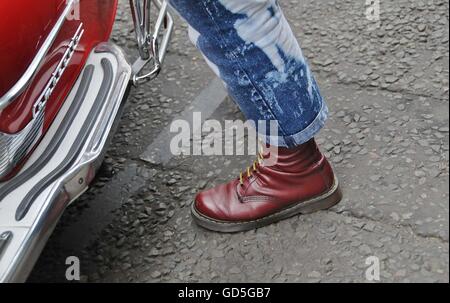 Dr Marten stivali, indossato da un Skinhead, in East End di Londra. Foto Stock