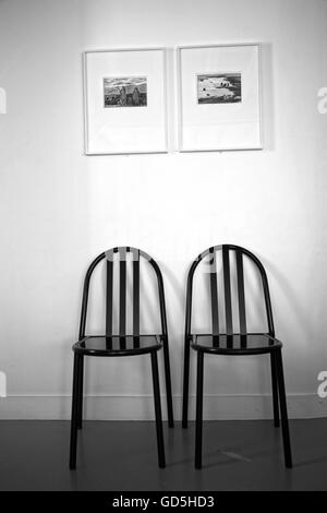 Interno di Henri Cartier Bresson museo con sedie di design a Parigi, in Francia, in europa Foto Stock