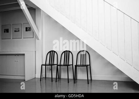 Interno di Henri Cartier Bresson museo con sedie di design a Parigi, in Francia, in europa Foto Stock