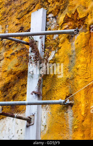 I dettagli dei supporti di una vecchia facciata opere Foto Stock