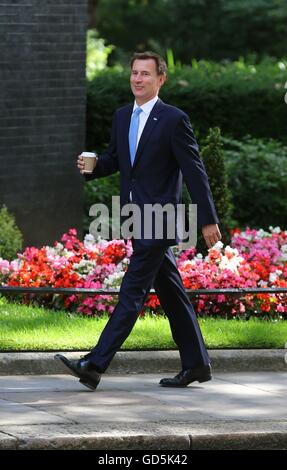 Segretaria di salute Jeremy Hunt arriva a Downing Street, Londra, per l'ultima riunione del gabinetto con David Cameron come Primo Ministro. Foto Stock