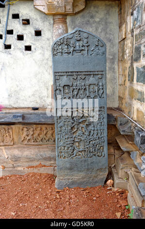 Guerra e pace scolpita sulla roccia, someshwar tempio, haveri, Karnataka, India, Asia Foto Stock