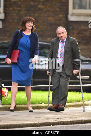 Istruzione Segretario Nicky Morgan e Ministro senza portafoglio Robert Halfon arrivano a Downing Street, Londra, per l'ultima riunione del gabinetto con David Cameron come Primo Ministro. Foto Stock