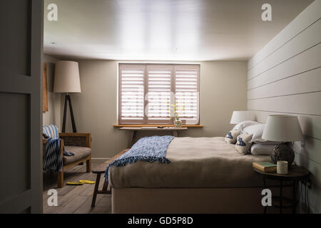 Persiane in stile piantagione in camera da letto con affumicato parquet di quercia da Havwoods e Tri lampada da terra Foto Stock