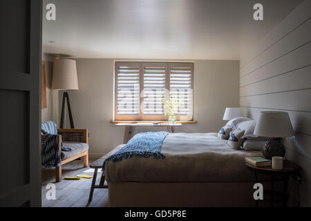 Persiane in stile piantagione in camera da letto con affumicato parquet di quercia da Havwoods e Tri lampada da terra Foto Stock