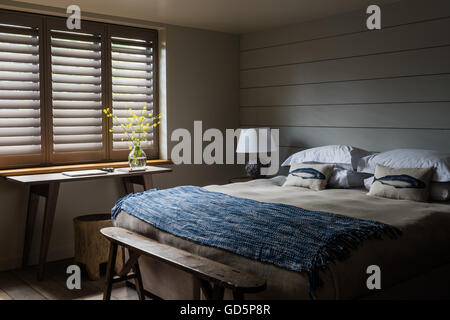 Persiane in stile piantagione in camera da letto con affumicato parquet di quercia da Havwoods e banco di antiquariato Foto Stock