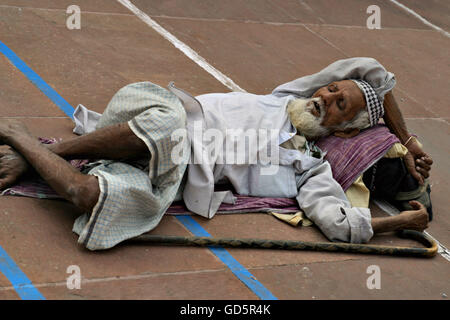 Un uomo dorme in Jama Masjid Foto Stock