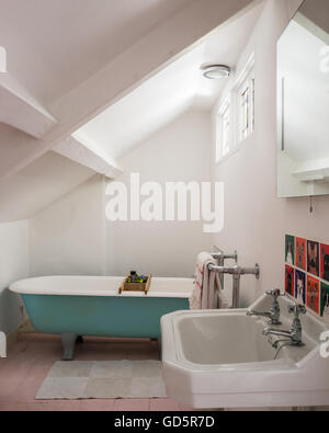 Rolltop vasca da bagno e lavello in vecchio stile country bagno Foto stock  - Alamy