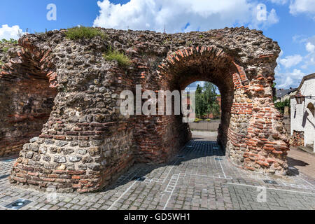 La parte del muro romano noto come BALKERNE cancello era l'ingresso occidentale alla città di Colchester. Più grande cancello superstite Foto Stock