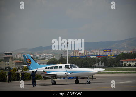 Cessna 402 Businessliner aereo al THK Etimesgut aeroporto durante l'aria fest Foto Stock