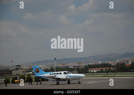 Cessna 402 Businessliner aereo al THK Etimesgut aeroporto durante l'aria fest Foto Stock