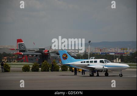 Cessna 402 Businessliner aereo al THK Etimesgut aeroporto durante l'aria fest Foto Stock