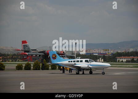 Cessna 402 Businessliner aereo al THK Etimesgut aeroporto durante l'aria fest Foto Stock