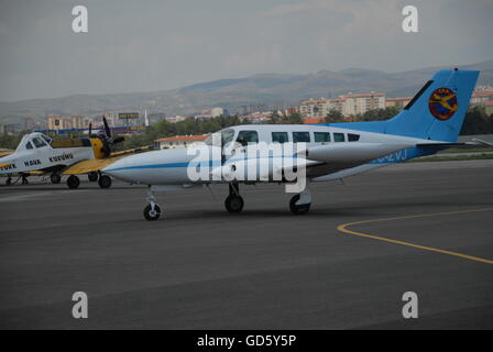 Cessna 402 Businessliner aereo al THK Etimesgut aeroporto durante l'aria fest Foto Stock