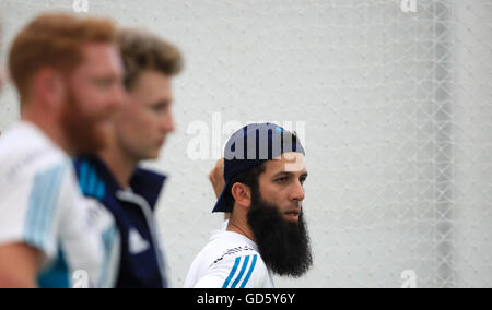 L'Inghilterra del Moeen Ali durante una sessione di reti a Lord's, Londra. Foto Stock