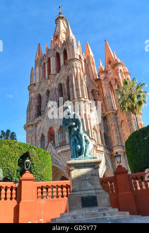 La Parroquia in San Miguel De Allende Messico con la statua di San Michele Arcangelo Foto Stock