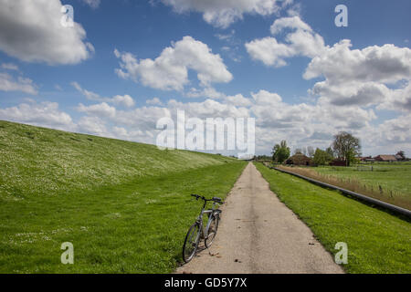 In bicicletta lungo il percorso di dollard in Ostfriesland, Germania Foto Stock