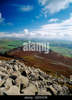 Vista da est il vertice di Yr Eifl oltre tre'r Ceiri Iron Age hillfort verso le montagne di Snowdonia, Lleyn, Galles del Nord, Regno Unito Foto Stock