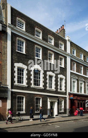 Vista della facciata anteriore. 76 Dean Street, Londra, Regno Unito. Architetto: SODA., 2016. Foto Stock