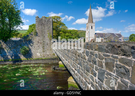 Glenarm (Irish: Valle dell'esercito). un villaggio risalente al periodo normanno insieme in una zona di conservazione, Irlanda del Nord Foto Stock