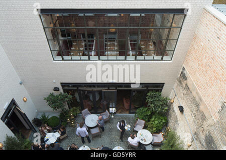 Vista guardando nel cortile. 76 Dean Street, Londra, Regno Unito. Architetto: SODA., 2016. Foto Stock