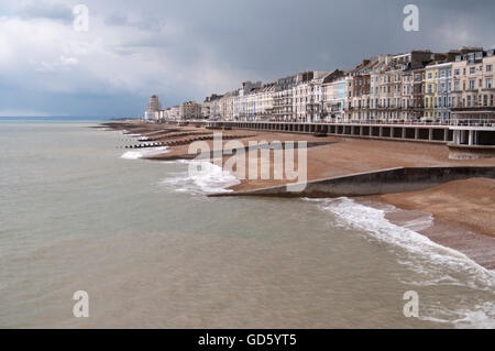 Il 27 aprile 2016. HASTINGS, EAST SUSSEX, Regno Unito. Hastings seafront, visto dal molo. Foto Stock