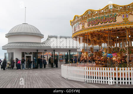 Il 1 maggio 2016. HASTINGS, EAST SUSSEX, Regno Unito. Il recentemente rinnovato Hastings Pier, dopo che è stato distrutto da un incendio nel 2010 Foto Stock