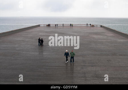 Il 1 maggio 2016. HASTINGS, EAST SUSSEX, Regno Unito. Il recentemente rinnovato Hastings Pier, dopo che è stato distrutto da un incendio nel 2010 Foto Stock